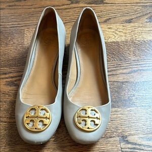 Tory Burch heeled flats size 9 gray with gold hardware